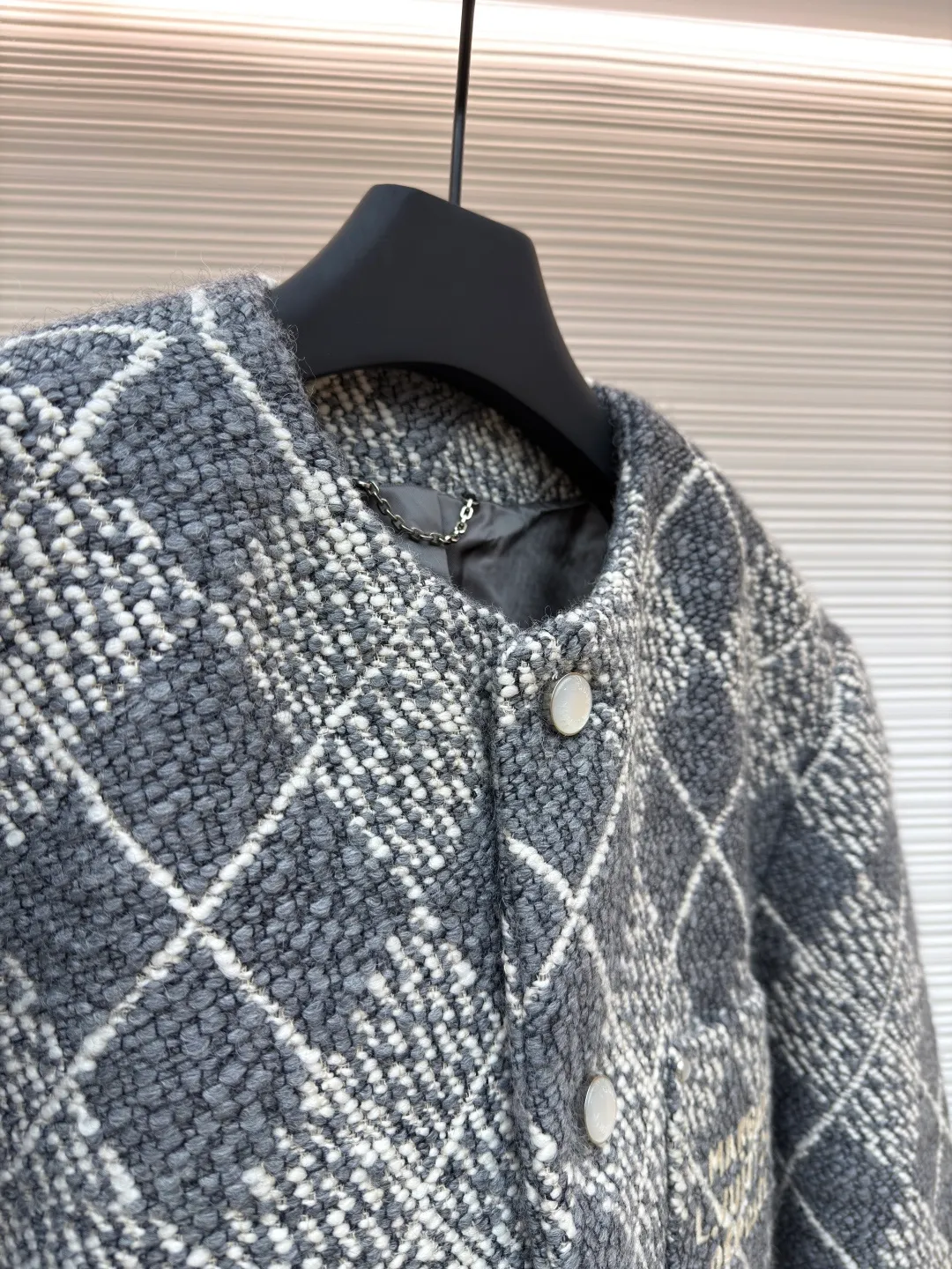 LOUIS VUITTON tweed tied gauze plaid jacket ●Original version: 45000 purchased and developed ●Item number: 1680921-G25 ●Fabric: tweed yarn-dyed fabric ●Technology: embroidery production ●Version: fitted version ●Weight: about 1560 grams ●Size: 44-46-48-50 ●Description: Made of [tweed-dyed fabric], customized [special warp head], using [32s double-ply cotton yarn], [Apricot black AB color sky and earth beam], [weft yarn 100% sheep wool] composition, ring spinning color spinning [8 male count], [12 male count] two specifications and two colors of wool yarn, using [triangular glossy nylon yarn], S-direction [twisted weft yarn to make special yarn], [high-speed rapier machine] yarn dyeing to produce finished cloth, front panel using [lattice center reduction flower], three pockets also It is [hand-cut with restored flowers], the small pockets are embroidered with [special woolen embroidery machine], [double-thread tatami diagonal embroidery method], matching [rayon twill satin lining], [I-shaped buckle + rivets] use [hanging antique silver] bottom bracket, the inside is [inlaid with polished high-gloss mother-of-pearl], the shell is made of [laser engraved letter pattern], and the back is equipped with [white gold hanging chain]. The overall wiring is straight and delicate, the fabric is comfortable and soft, and the color is consistent without color difference. It can be matched with the same style to create a fashionable look and control various occasions. Customized accessories, complete with three standards, same style for men and women!
